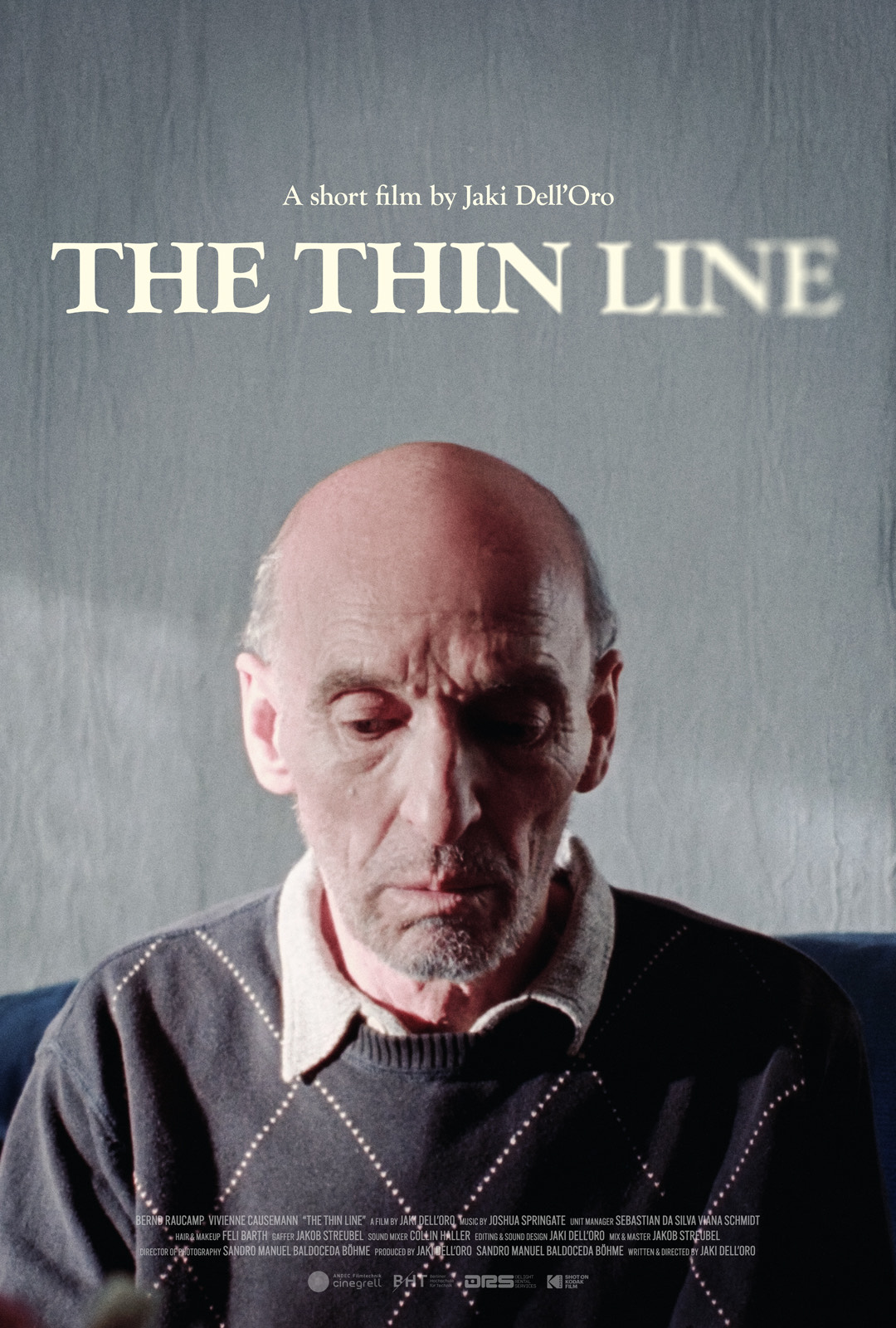 Plakat The Thin Line, darauf ein älterer Mann, der nach unten blickt. Das Wort "thin" ist unscharf geschrieben.
