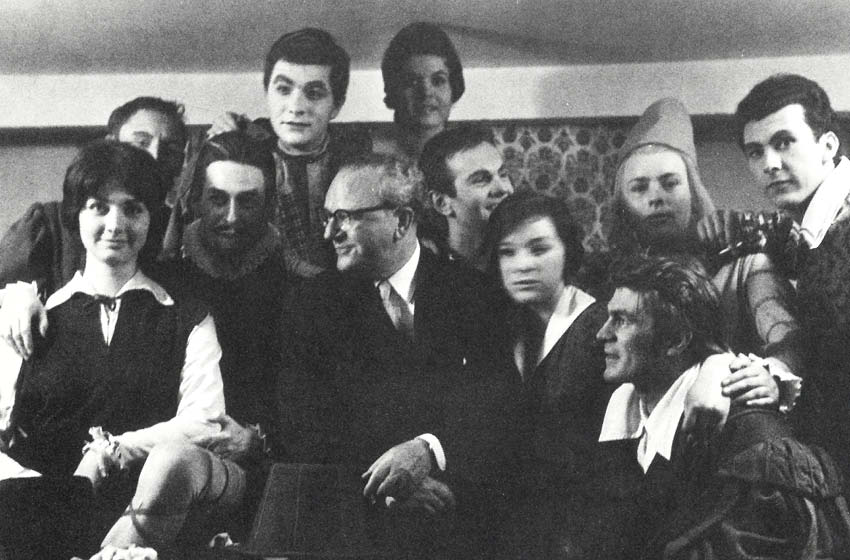 Josef Gielen mit dem Ensemble von Was ihr wollt, Schlosstheater, 1959. Erkennbar (v. l. n. r.): Erika Pluhar, Elisabeth Orth und Heidelinde Weis. Hinter Erika Pluhar Achim Benning (verdeckt). Josef Gielen mit dem Ensemble von Was ihr wollt, Schlosstheater, 1959. Erkennbar (v. l. n. r.): Erika Pluhar, Elisabeth Orth und Heidelinde Weis. Hinter Erika Pluhar Achim Benning (verdeckt).