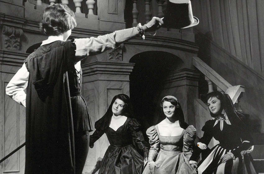 Was ihr wollt, 1959. Stehend: Erika Pluhar (Viola/Cesario), sitzend v.l.n.r.: Elisabeth Orth (Olivia), Christine Buchegger, Evelyn Balser (beide als Maria). Regie: Josef Gielen. Was ihr wollt, 1959. Stehend: Erika Pluhar (Viola/Cesario), sitzend v.l.n.r.: Elisabeth Orth (Olivia), Christine Buchegger, Evelyn Balser (beide als Maria). Regie: Josef Gielen.