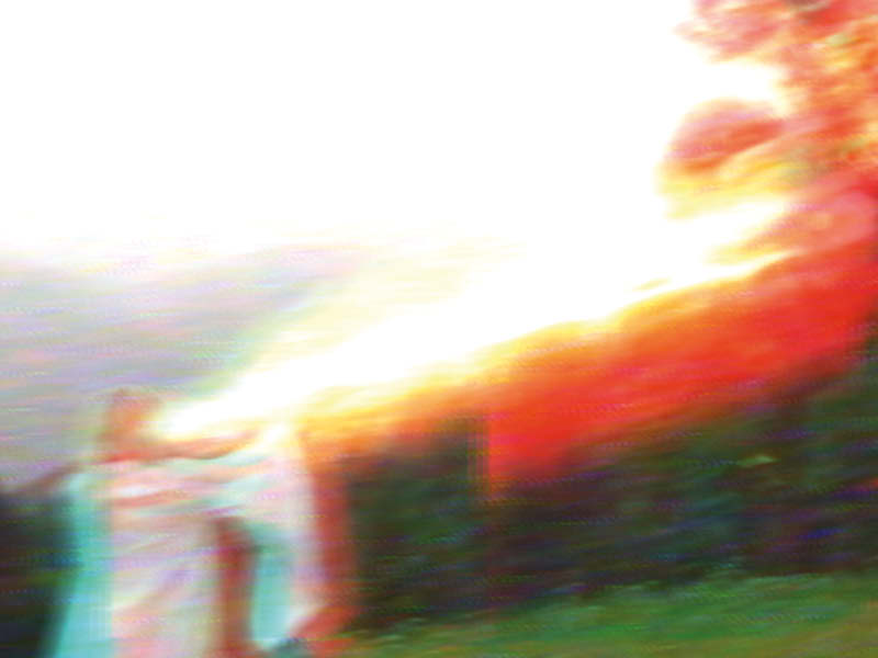 Ein unscharfes Bild einer PErson, die Feuer speit.