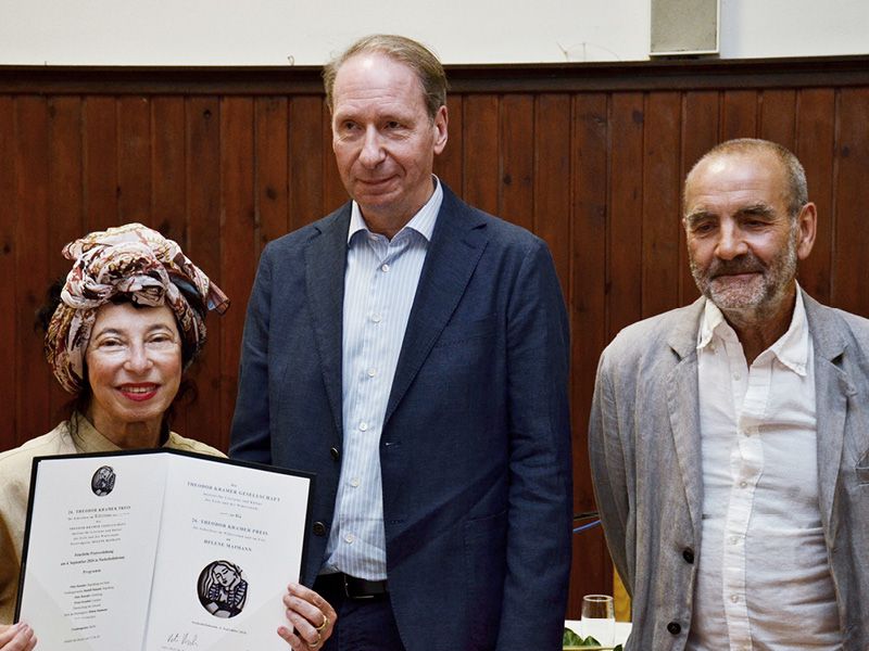 v.l.n.r.:  Helene Maimann (Preisträgerin), Peter Roessler (Vorsitzender), Ernst Strouhal (Laudator) / Foto © Harald Maria Höfinger