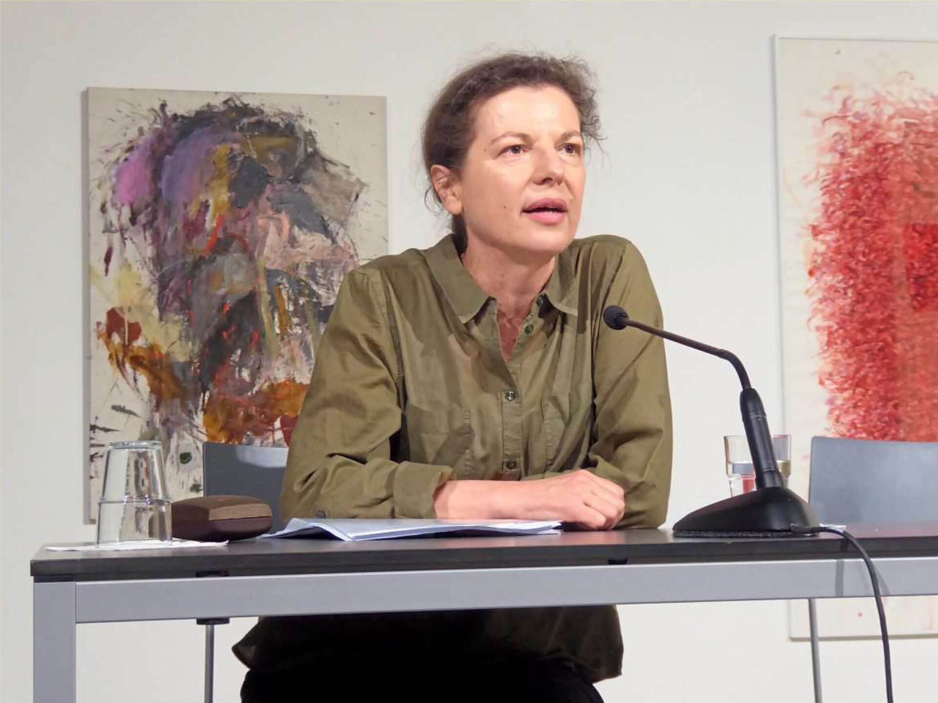 Margret Kreidl spricht in ein Mikro