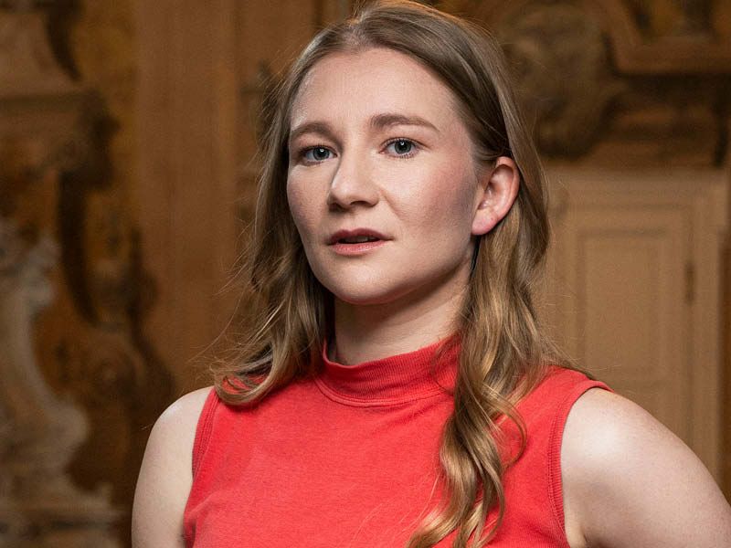 Porträt mit rotem Pullunder