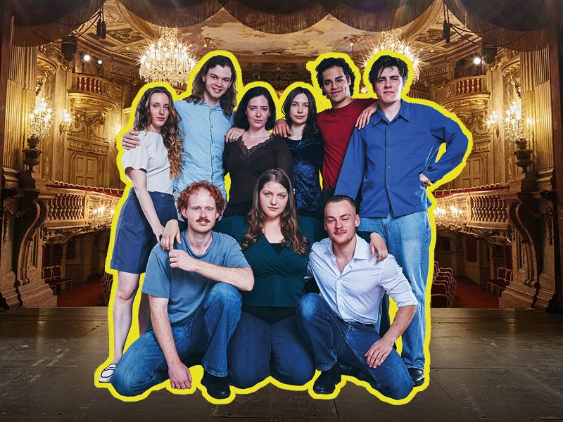 Gruppenbild des Jahrgangs und Bühne