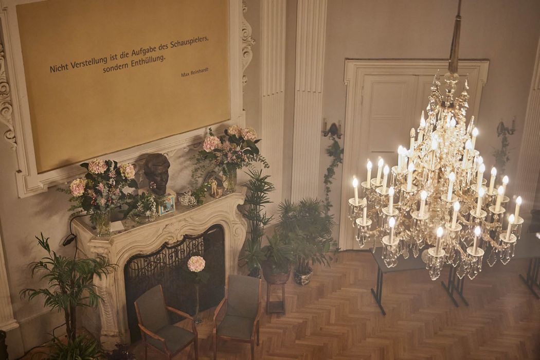 Ein Blick von oben ins Foyer des Seminars