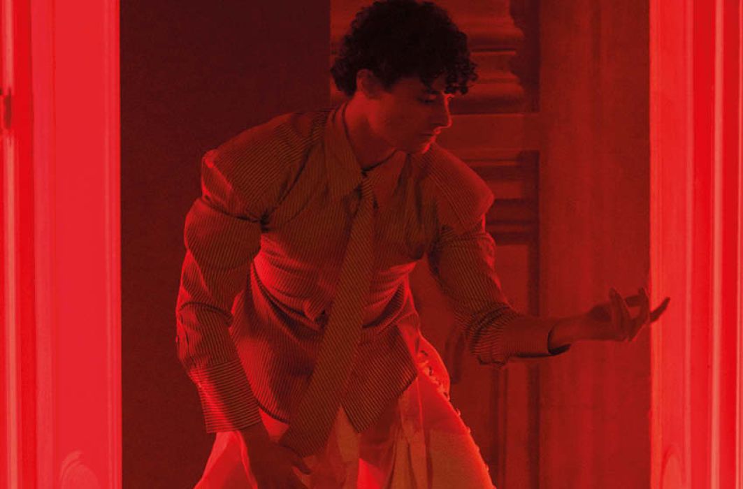 Eine Person tanzt - und ist in rotes Licht getaucht.