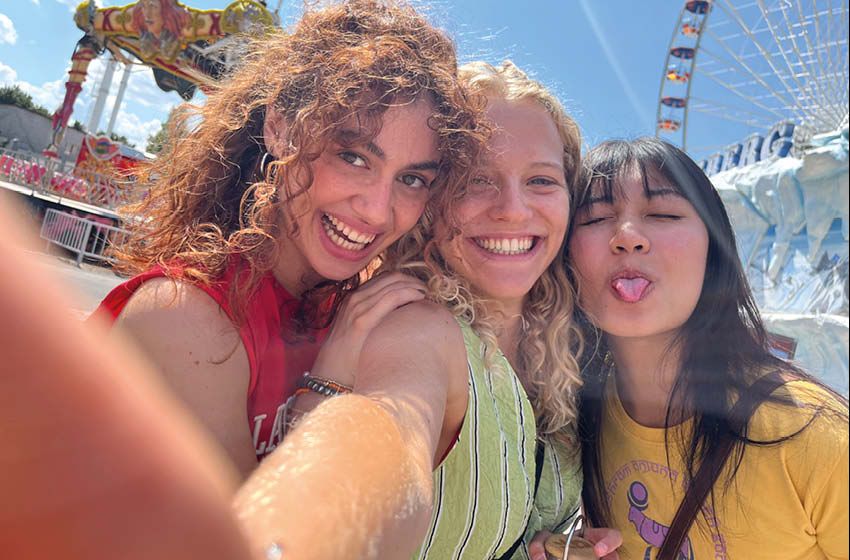 Vicky (Julia Novohradsky), Inken (Kya-Celina Barucki),  und Lena (Nhung Hong), Foto © Constantin Film Verleih / Monika Plura