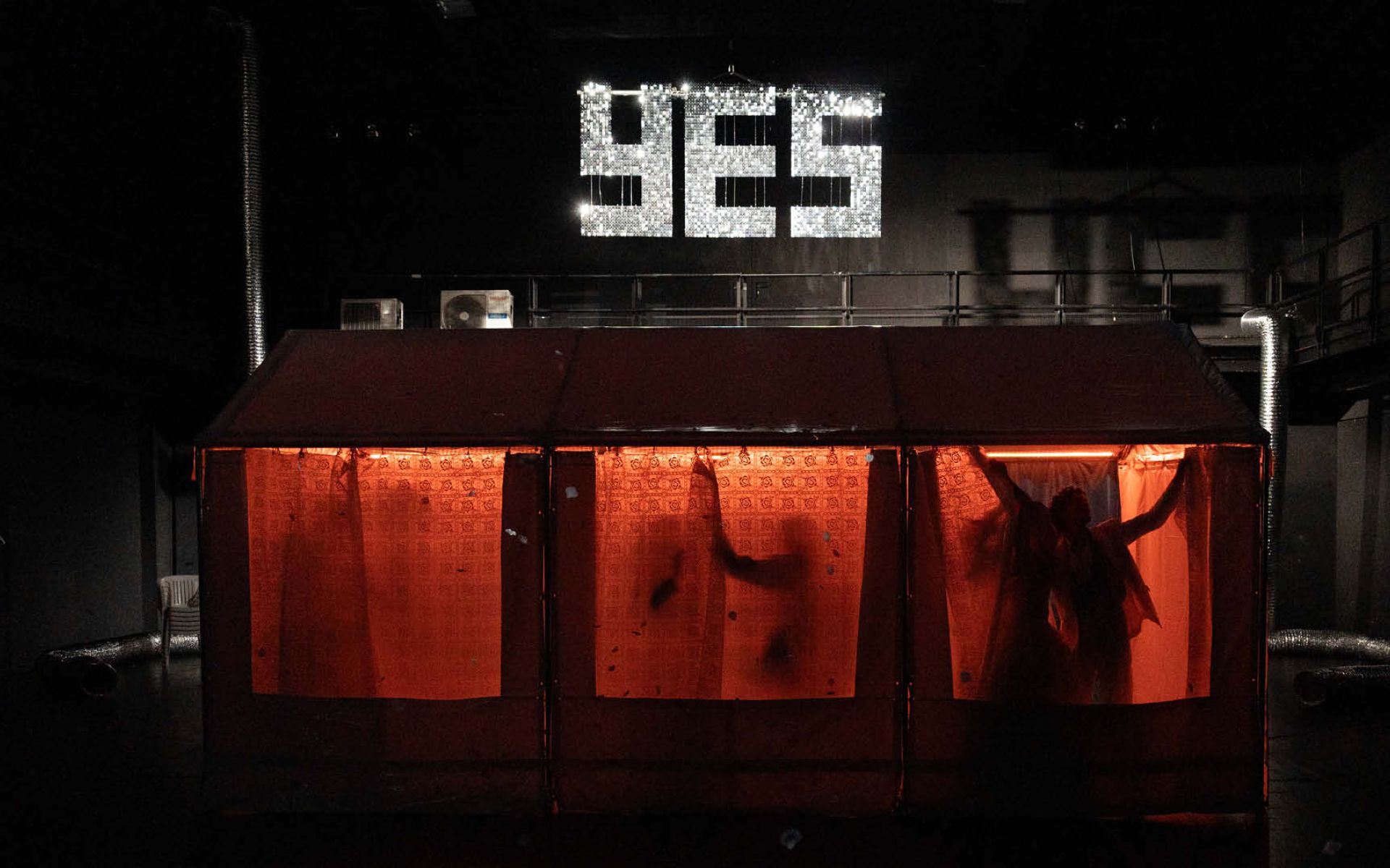 Bühnenszenerie mit großen Symbol "YES"