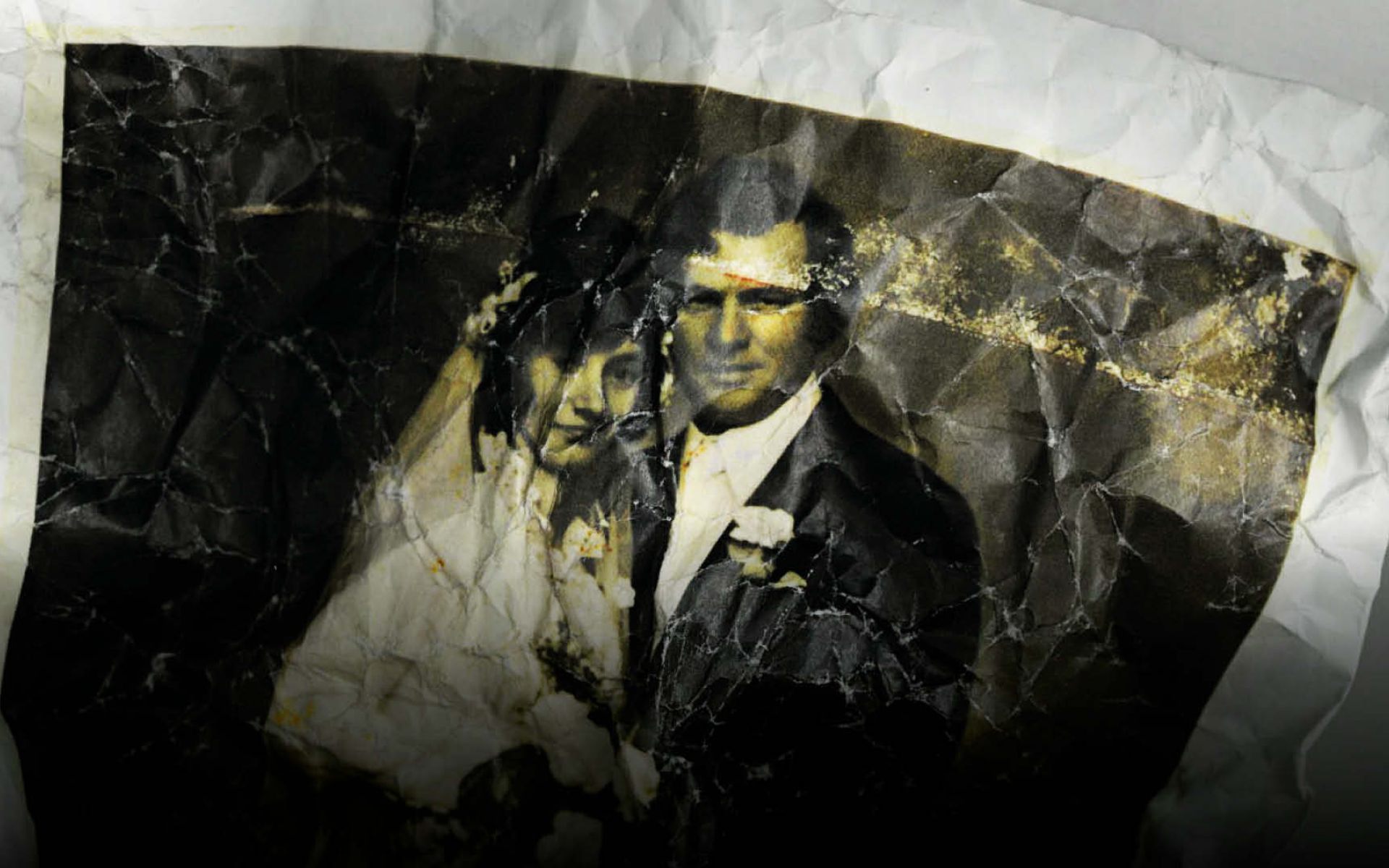Ein zerknittertes Bild eines Hochzeitspaares