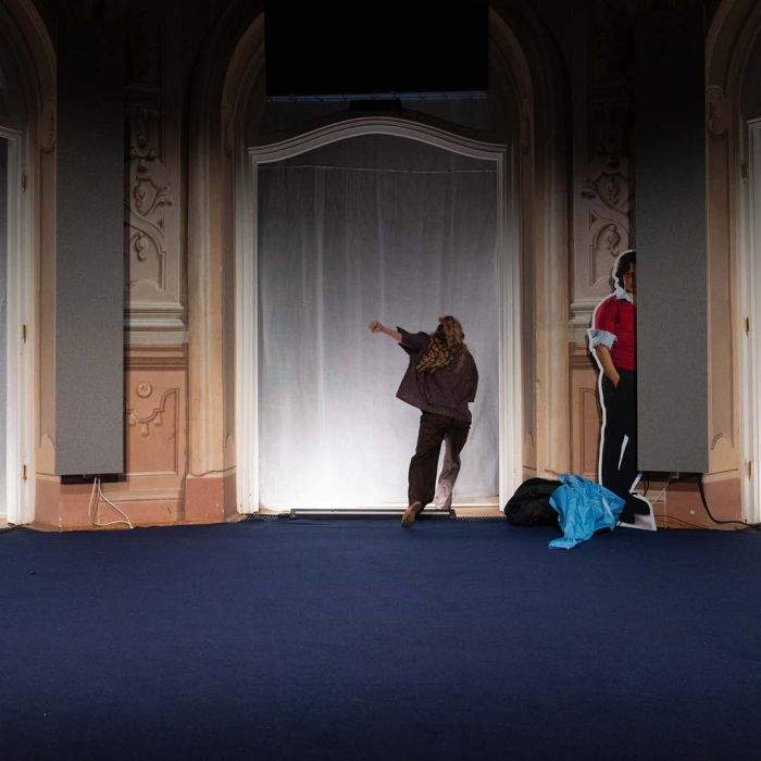 Eine Person läuft aus dem Bild.