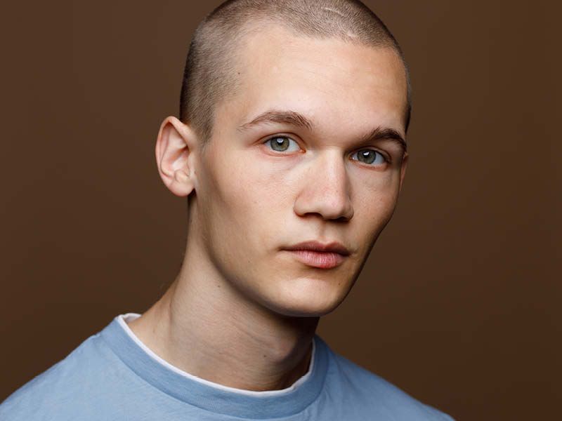 Portarit von Tristan Witzel mit einem hellblauen T-Shirt mit einem weißen Innenkragen