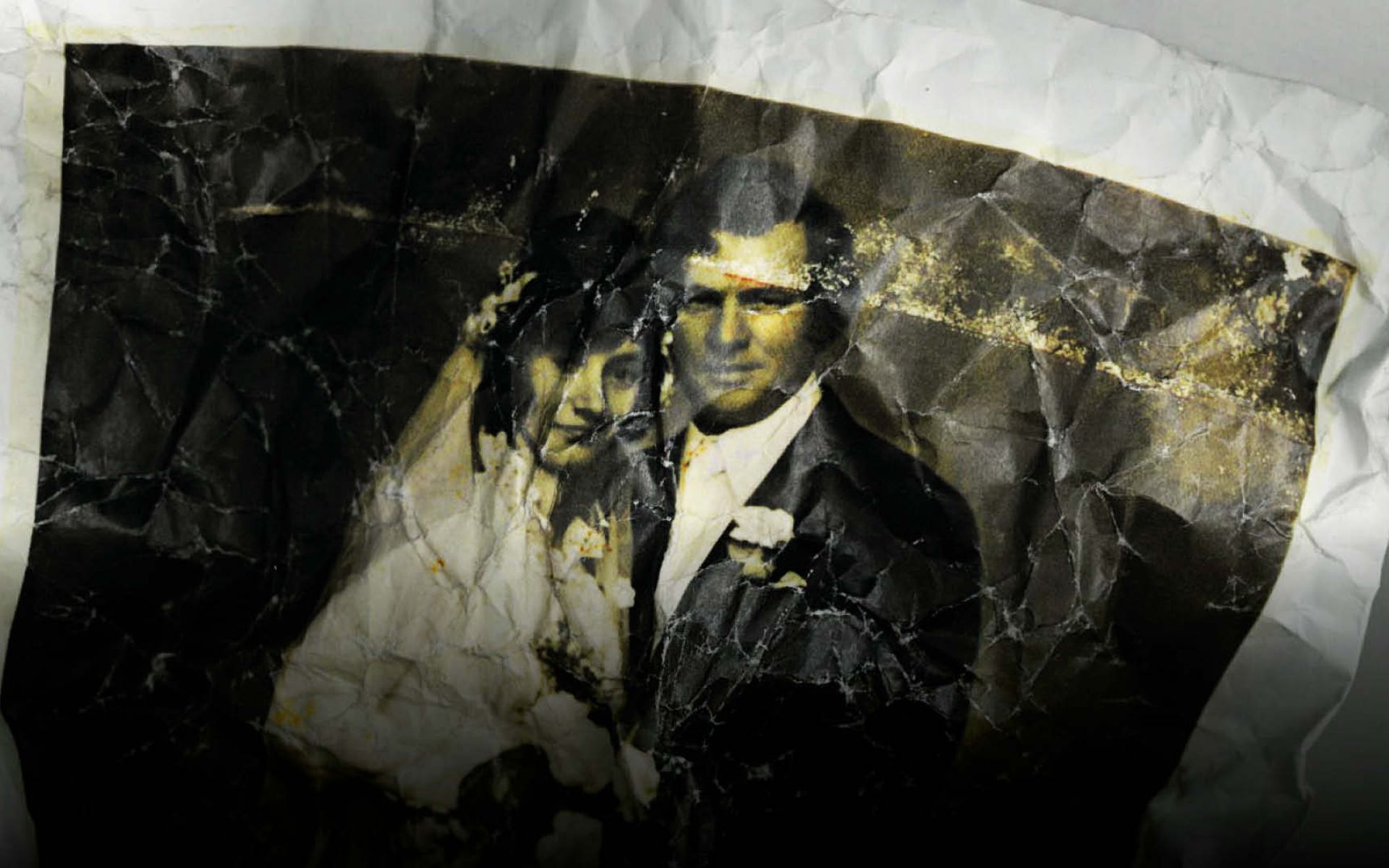 Ein zerknittertes Bild eines Hochzeitspaares