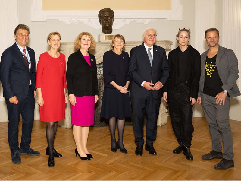 Tenor Jonas Kaufmann, die deutsche Bundesministerin für Bildung, Familie, Senioren, Frauen und Jugend Karin Prien, Rektorin Ulrike Sych, Elke Büdenbender, Präsident Frank-Walter Steinmeier, Institutsleitung Alexandra Althoff und Schauspieler Philpp Hochmair, Foto © Stephan Polzer, mdw