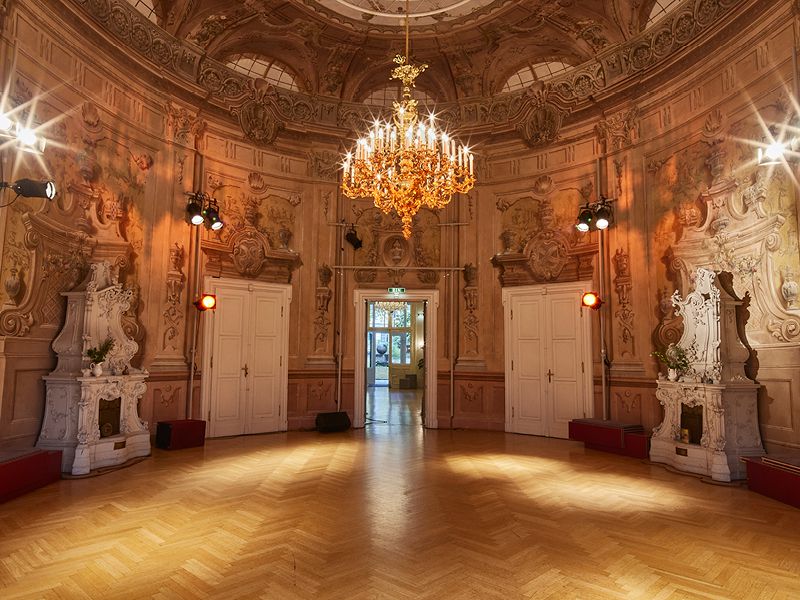 Aufnahme der Arena des Max Reinhardt Seminar mit Luster und dem Bild hinein in das Gebäude