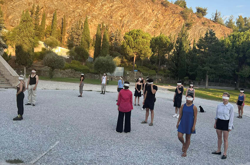 Menschen mit verbundenen Augen als Teilnehmende eines Workshops